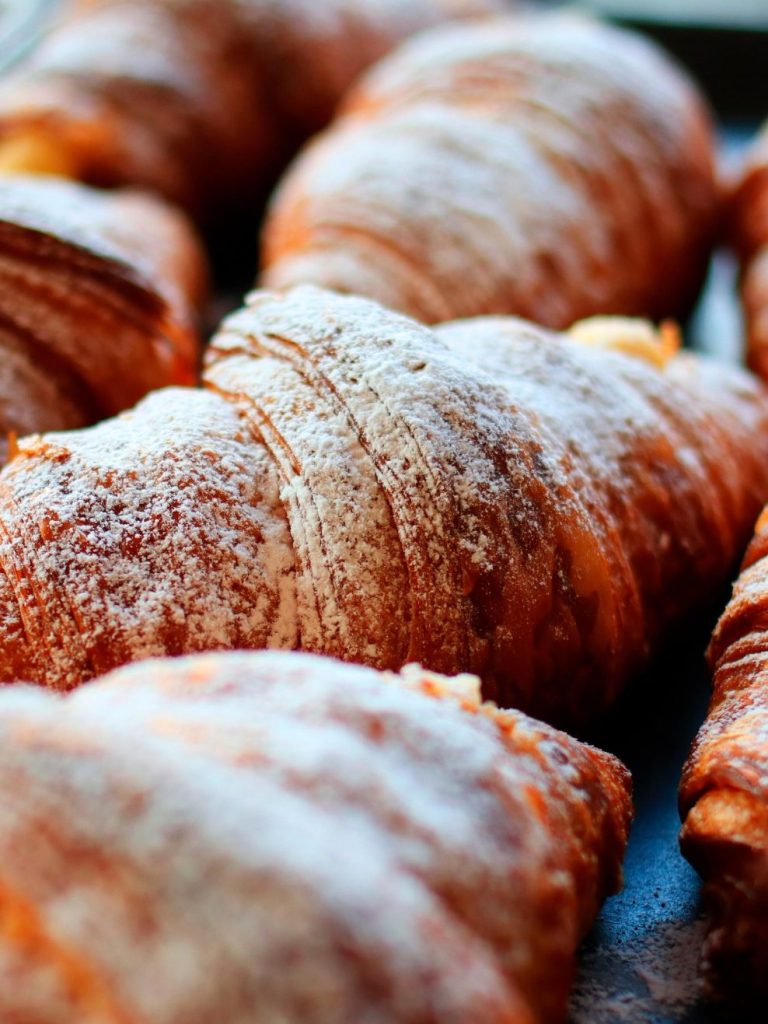 Croissants  crujientes de mantequilla con azúcar glass