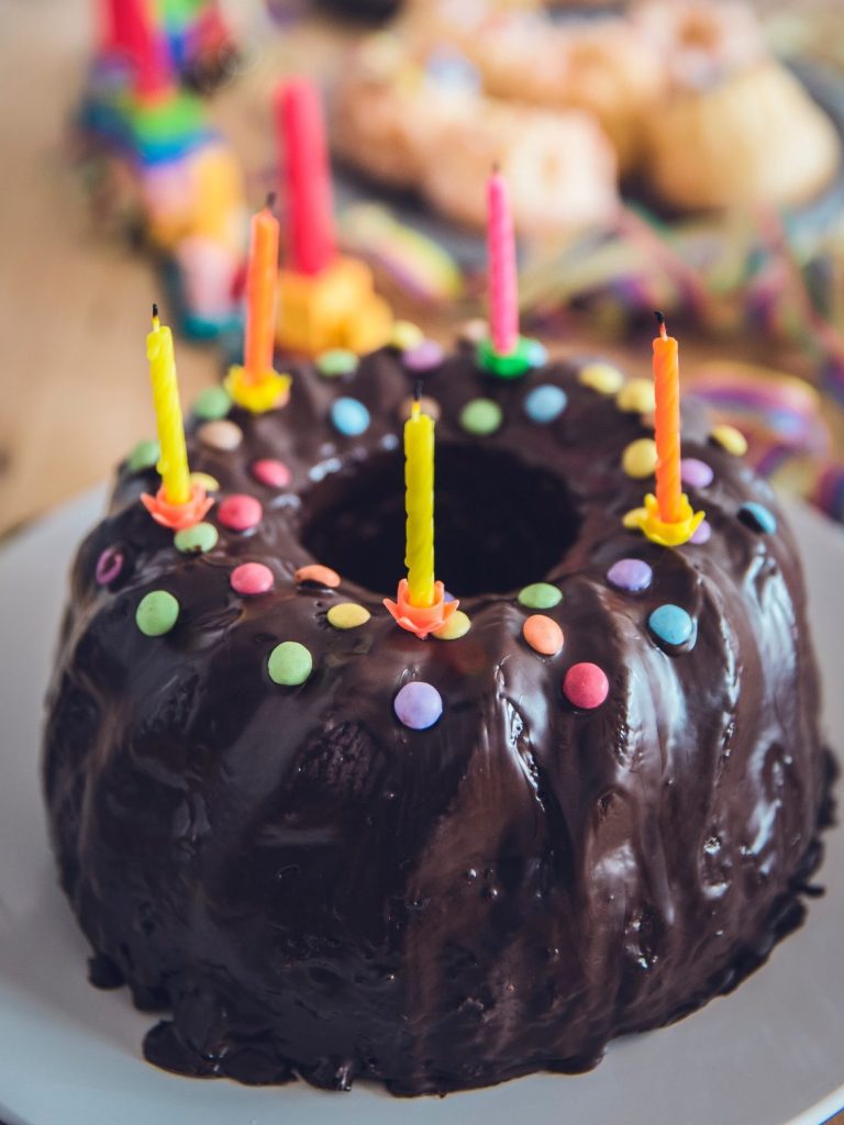 Tarta de chocolate con velas de cumpleaños de Cafetería Patry