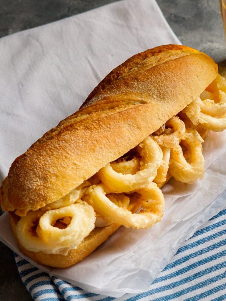 Bocadillo caliente de calamares fritos crujientes en cafetería de Urda