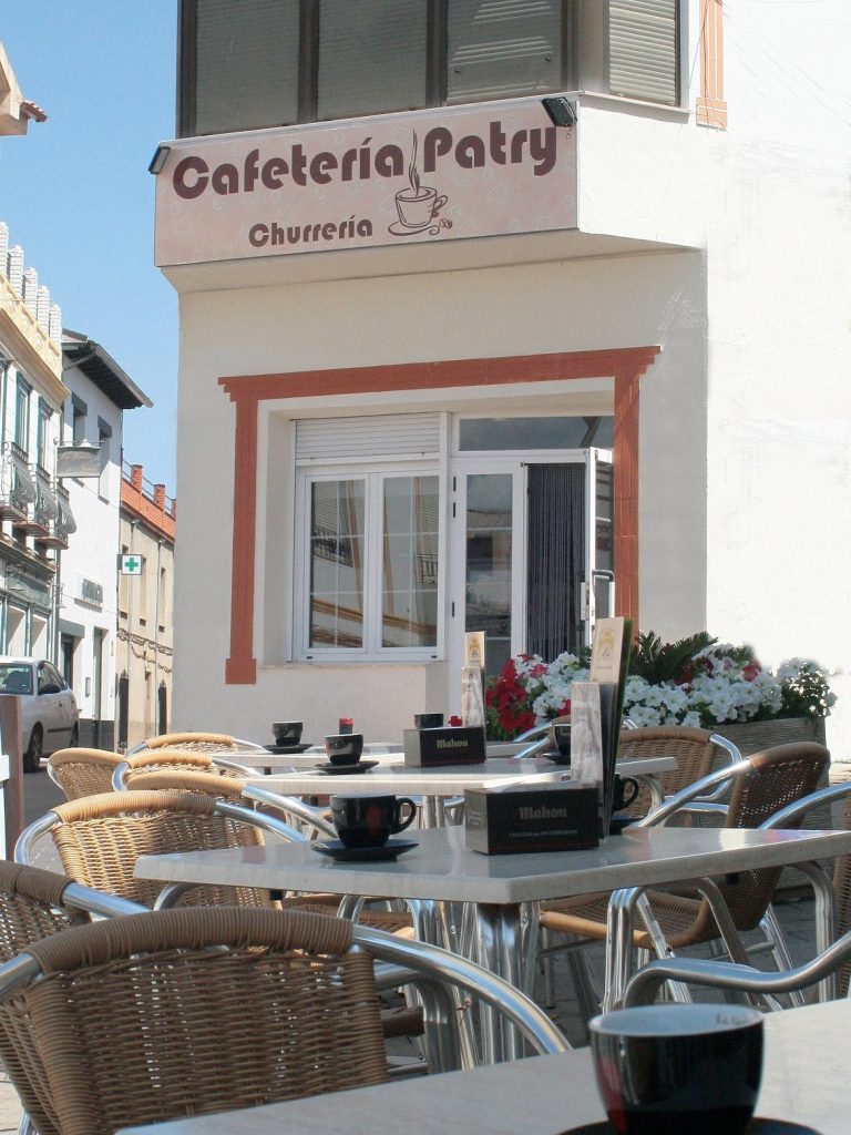 Vista de la terraza de la Cafetería Patry en el centro de Urda, Toledo