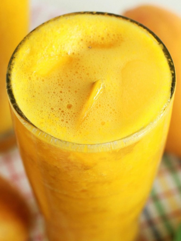 Baso grande con Smoothie de papaya y limón servido muy fresco