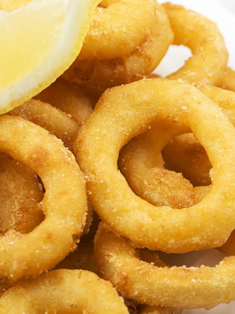 Ración de calamares a la romana en cafetería de Urda