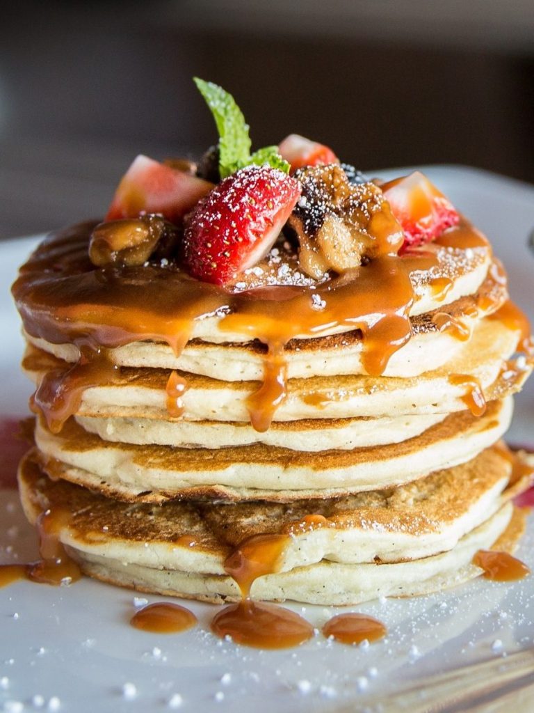 Tortitas recién hechas con caramelo y frutos rojos